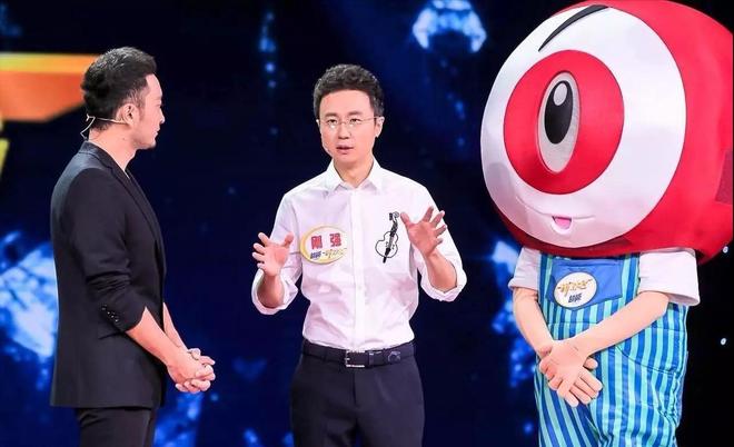 现场解说员热情解说比赛精彩瞬间 现场解说员热情解说比赛精彩瞬间