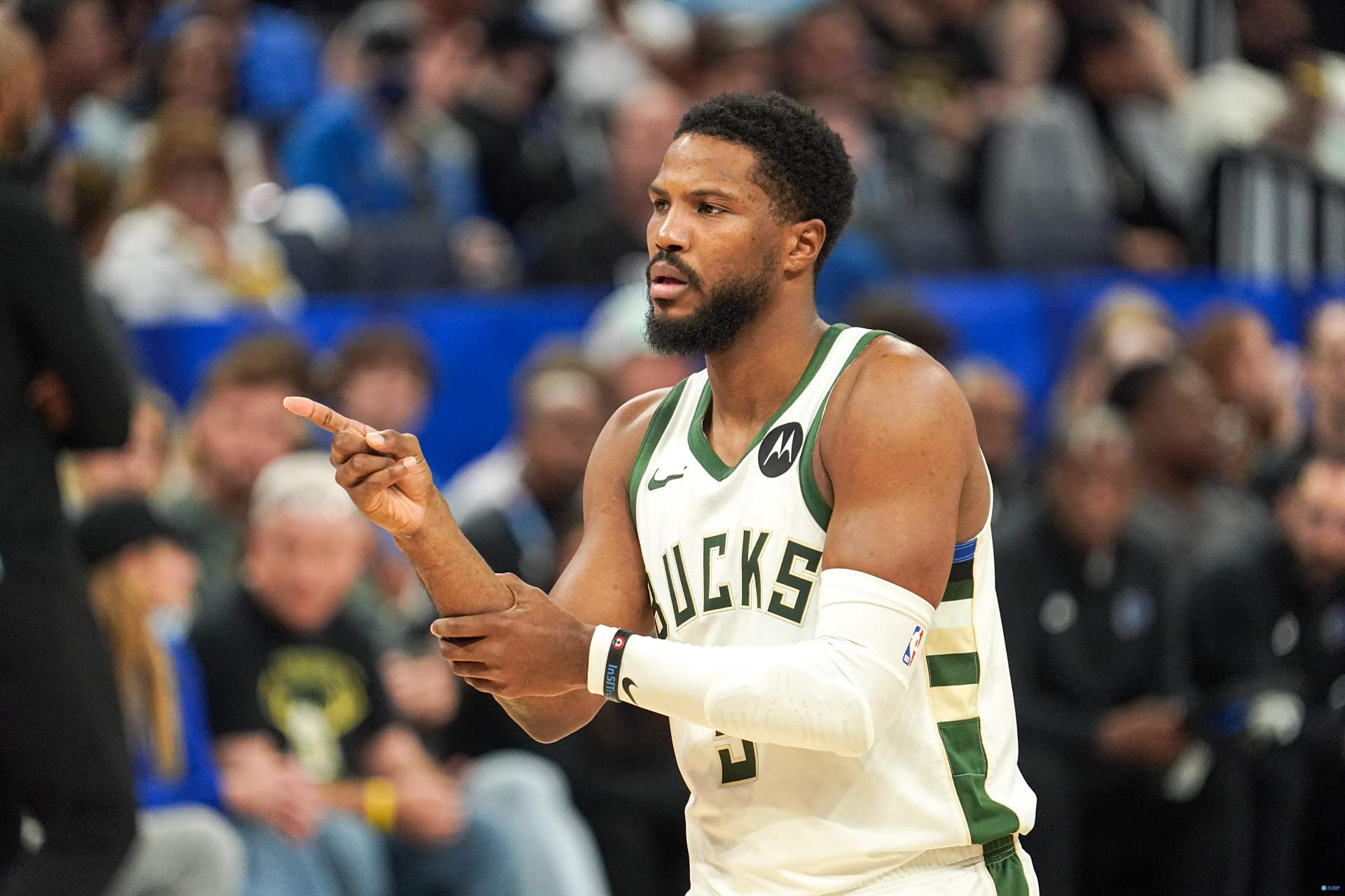 包含雄鹿击败篮网，字母哥再次砍下30+得分的词条