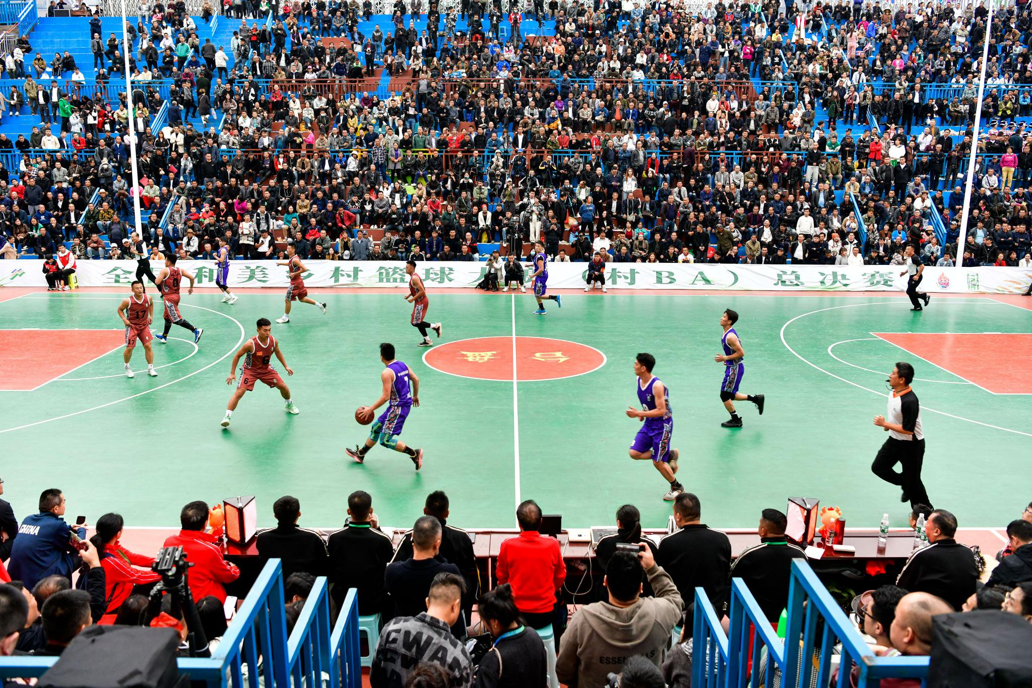 看点十足！球场上一幕幕精彩瞬间值得回味的简单介绍