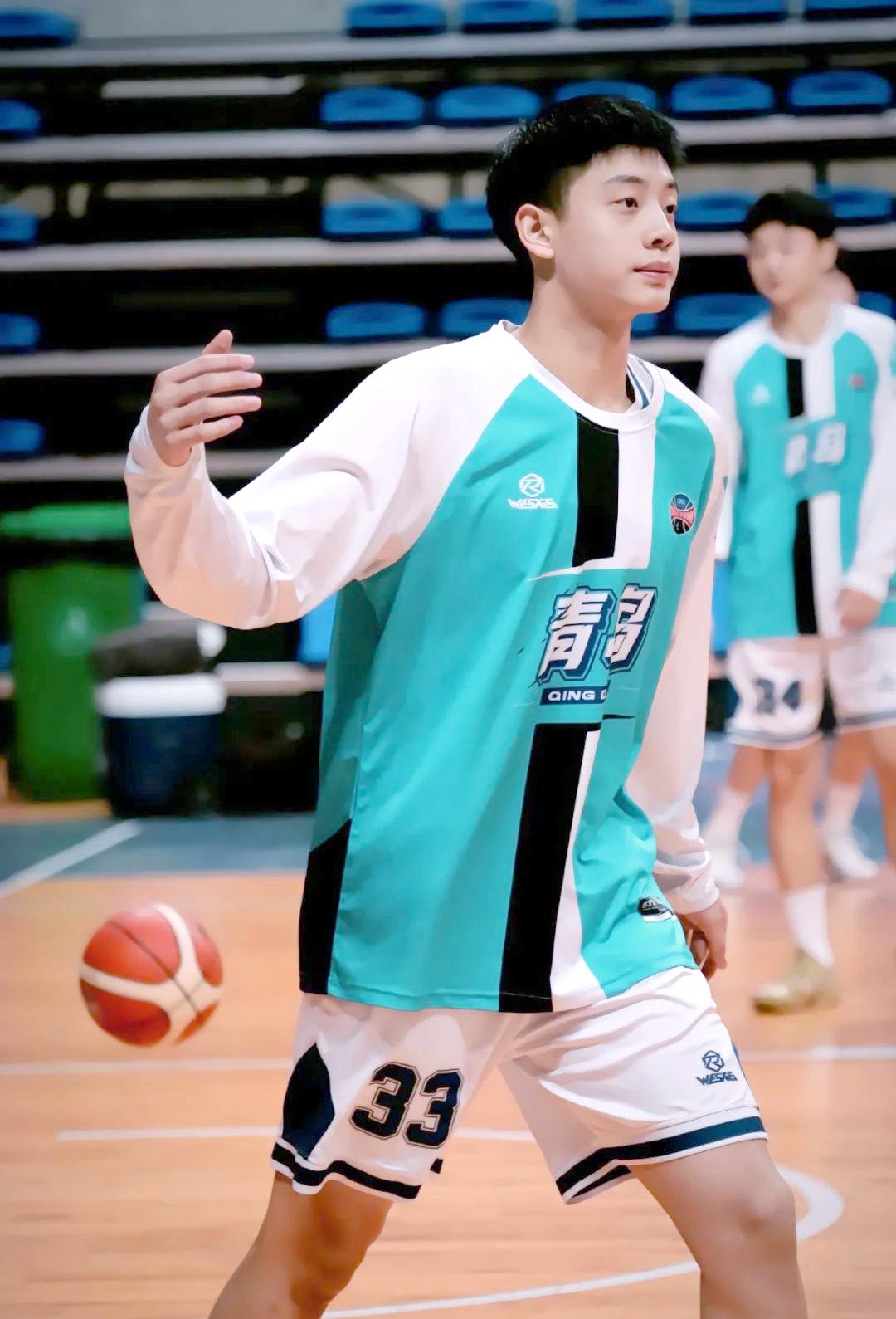 篮球明星的个人技术在场上熠熠生辉