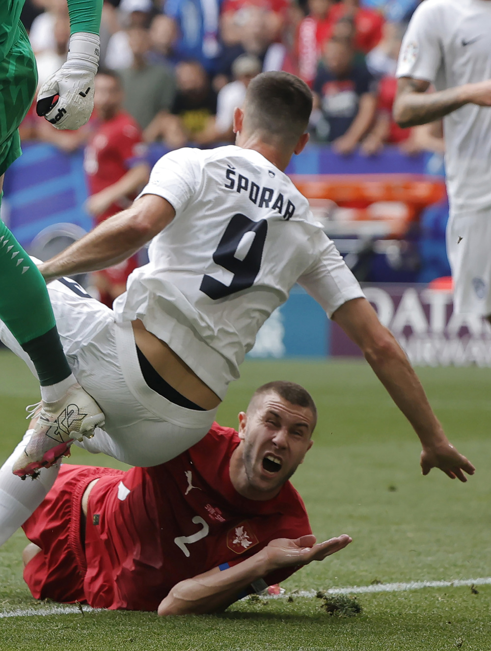 罗马尼亚队在欧锦赛中与对手激战